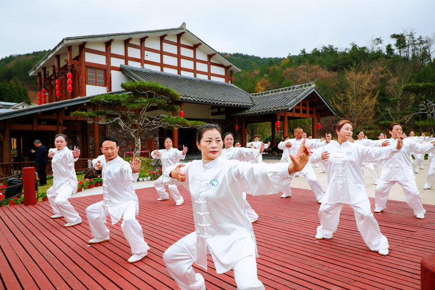 左右開(kāi)弓似射雕，氣血流通百病消。朝天區(qū)委宣傳部供圖