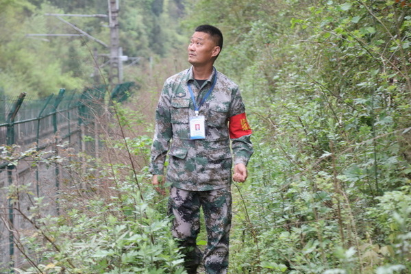 董正建在鐵路沿線巡查。馬發(fā)海供圖