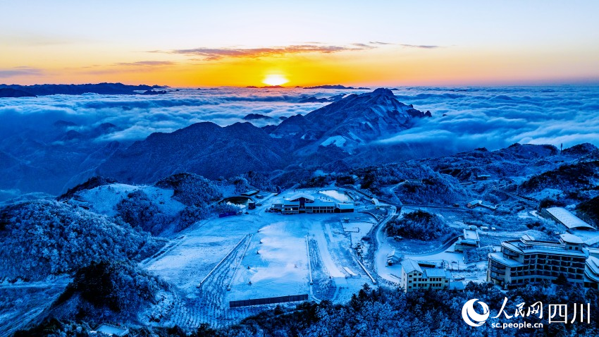 陽光下的巴山大峽谷，云海翻滾。王利攝