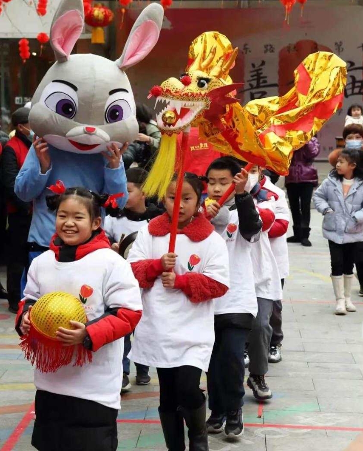 “慈善大廟會(huì)”上快樂的人們。成都市武侯區(qū)玉林街辦供圖