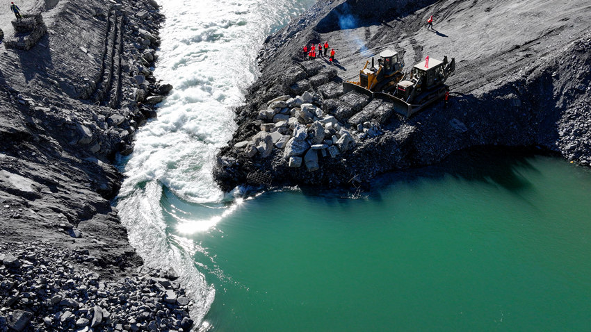 卡拉水電站大江截流存在流量大、龍口水深、場地狹窄等難題。雅礱江公司供圖