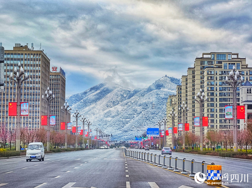 西昌市迎降雪，城市與雪山相融美如畫(huà)。鄭云攝