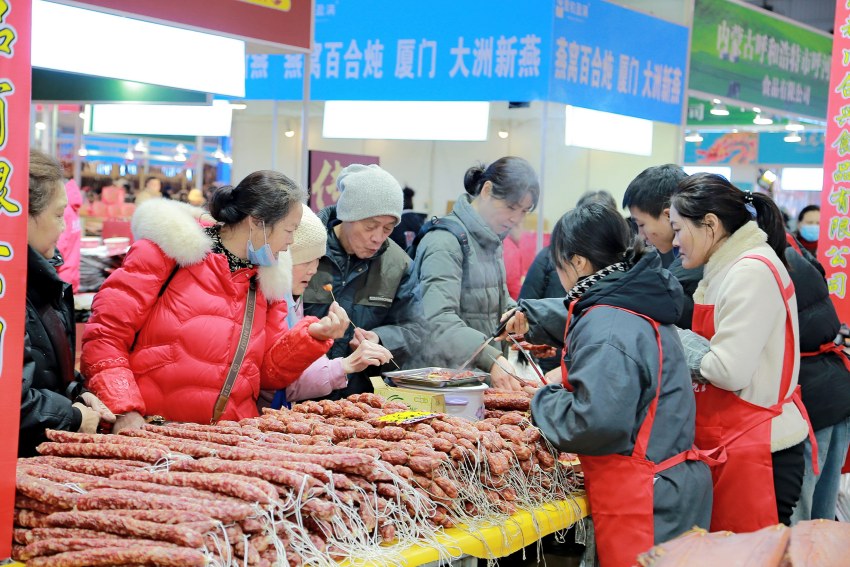 市民在年貨節(jié)上選購(gòu)臘味。主辦方供圖