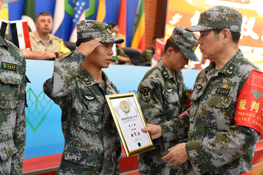 甘建超在國際軍事比賽中獲得好成績。廣安市退役軍人事務局供圖