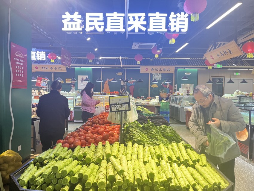 益民菜市東苑店貨架擺滿了各類蔬菜，未受雨雪天氣影響。益民菜市供圖