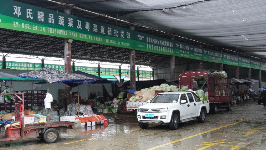 在成都海吉星市場，商戶冒著雨雪交易。成都海吉星市場供圖