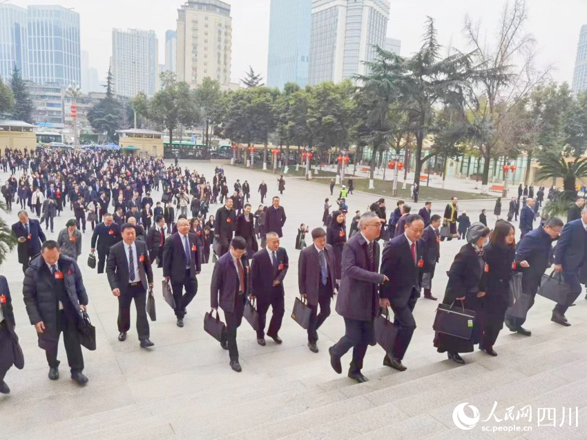 人大代表正在進入會場。人民網記者 朱虹攝