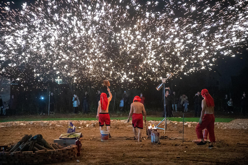 2月1日，傳統(tǒng)匠人在眉山市彭山區(qū)金燭村的萬(wàn)家水碾夜市為群眾表演國(guó)家級(jí)非遺“打鐵花”。翁光建攝