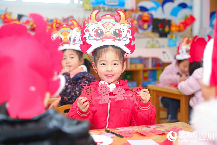 幼兒園小朋友展示親手制作的窗花。牟科攝