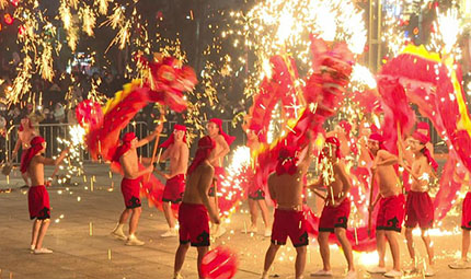    走，除夕到四川天府新區(qū)看打鐵花、舞火龍！      龍年除夕，在四川天府新區(qū)天府國(guó)際會(huì)議中心禮儀廣場(chǎng)，將迎來(lái)2場(chǎng)震撼人心的千年絕技演出，非遺火龍和鐵花秀將照亮夜空。屆時(shí)，銅梁火龍非遺傳承人將領(lǐng)銜9條長(zhǎng)18米的火龍，穿梭在漫天鐵花之中，呈現(xiàn)“人在火中舞，龍?jiān)诨鹬酗w”的絕美景象?！驹敿?xì)】    