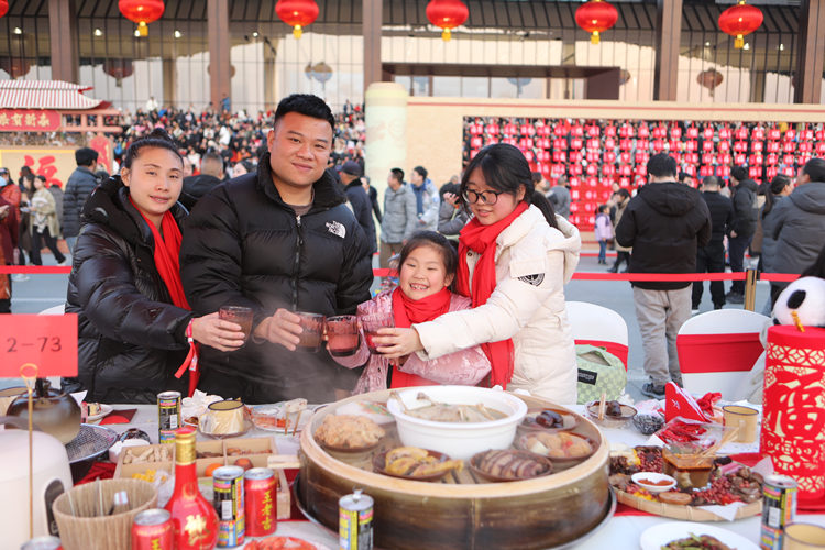 妞妞及家人送上對(duì)天府新區(qū)的祝福。天府新區(qū)融媒體中心供圖