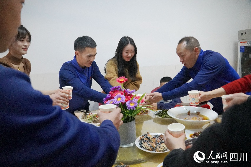 李明挺和妻子熊一檔一起吃團圓飯共度佳節(jié)。曾平攝