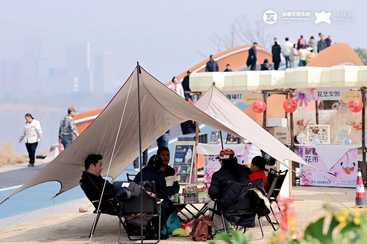 在草地上圍爐煮茶。天府新區(qū)融媒體中心供圖