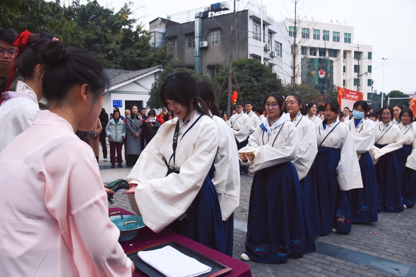 “奉匜沃盥”。中江縣委宣傳部供圖