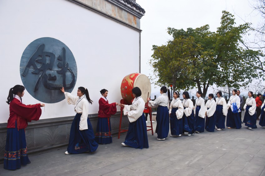 擊鼓摸“魁”。中江縣委宣傳部供圖