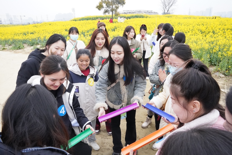 建筑女職工“花式過(guò)節(jié)”。中建三局三公司供圖