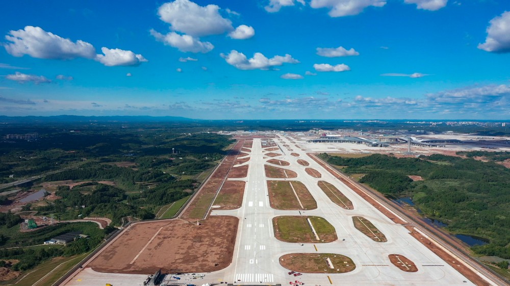 完工后的成都天府國際機(jī)場西一跑道。李勝供圖