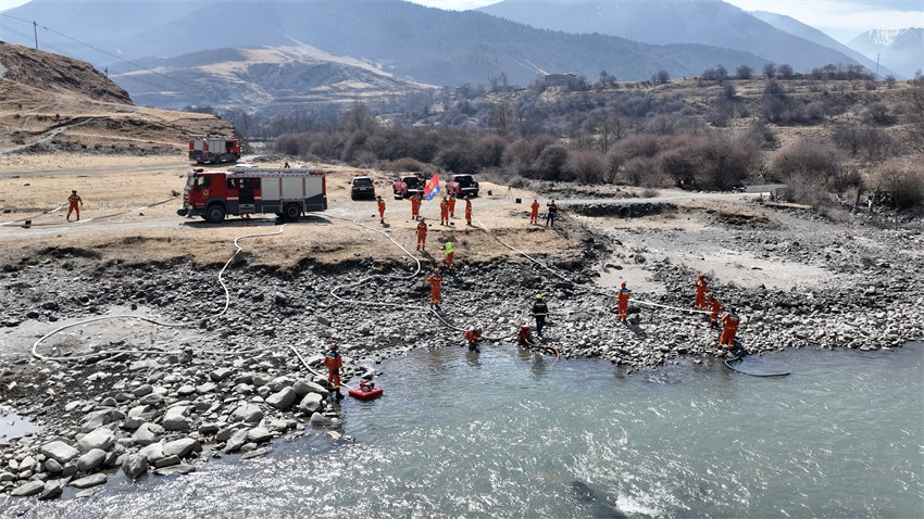 3月17日，四川省消防救援總隊(duì)用泵為消防車吸水。四川省消防救援總隊(duì)供圖