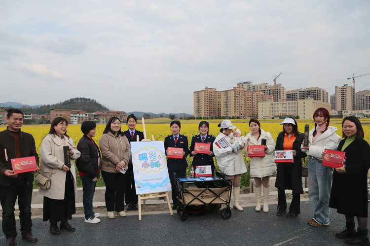 稅務干部在油菜花田旁為游客講解稅收優(yōu)惠政策。達州市稅務局供圖