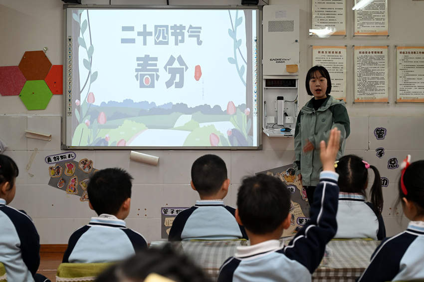 小朋友在老師帶領(lǐng)下學(xué)習(xí)春分節(jié)氣知識。蘭自濤攝