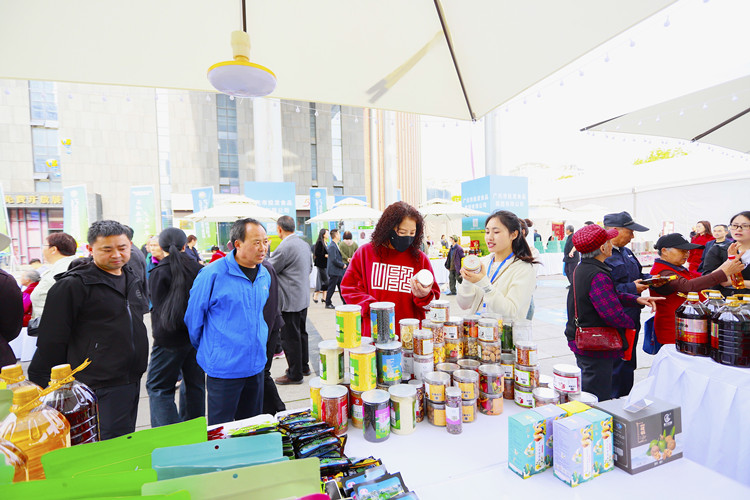 市民在食品飲料展銷匯上，選購自己喜愛的食品。四川省稅務(wù)局供圖