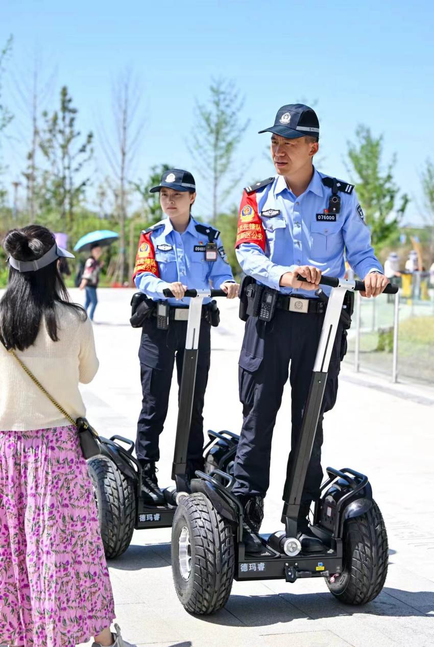 民警正在執(zhí)行成都世園會(huì)安保工作。成都公安供圖