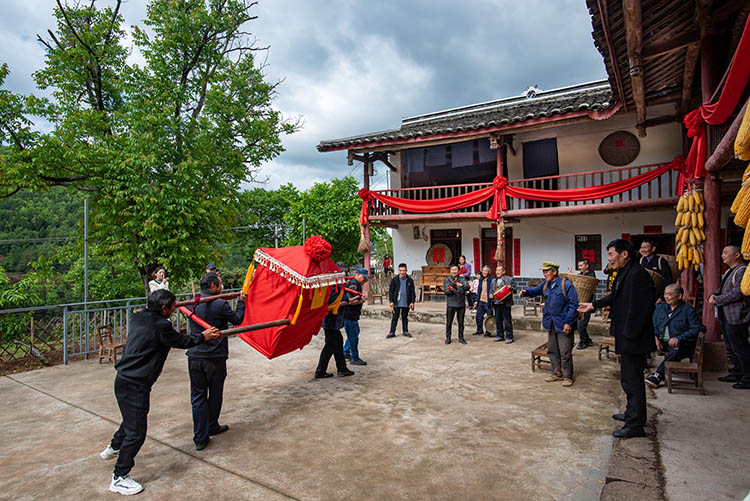 大紅轎到家。張文良供圖