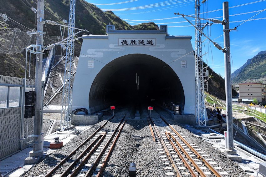 德勝隧道洞口。成蘭鐵路公司供圖