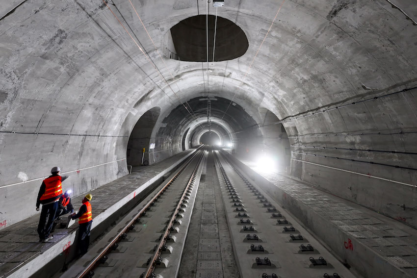 隧道中修建了防災救援站，途徑列車一旦在隧道中遭遇危險，可運行至救援站緊急疏散旅客。成蘭鐵路公司供圖