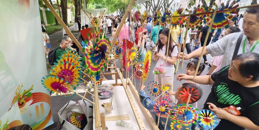 南河沿岸非遺集市吸引市民駐足體驗、選購。新津區(qū)委宣傳部供圖