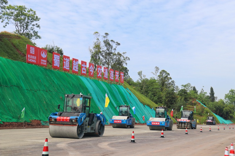 路面無(wú)人攤壓。四川路橋集團(tuán)供圖