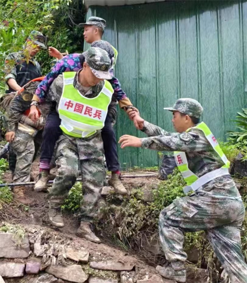 救援現(xiàn)場(chǎng)。雅安軍分區(qū)供圖