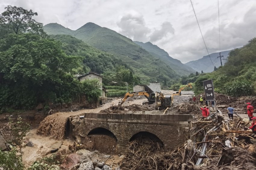 中國安能全力開展道路清淤和搶修搶通工作。安能三局供圖