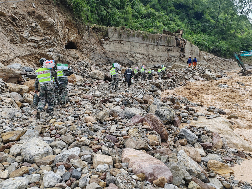 官兵民兵持續(xù)奮戰(zhàn)救援一線。四川省軍區(qū)供圖