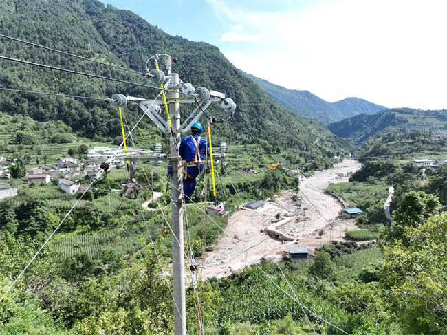 搶修線路。宋豪新、曹頎攝