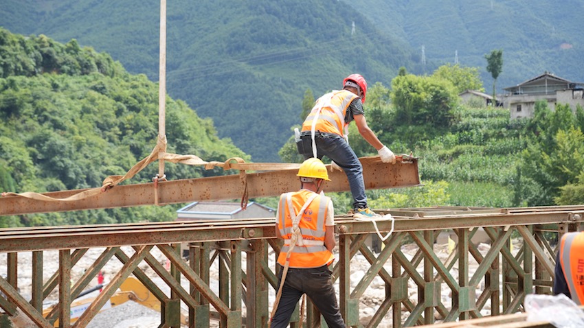 施工人員正在加緊架起鋼橋。四川省交通運輸廳供圖