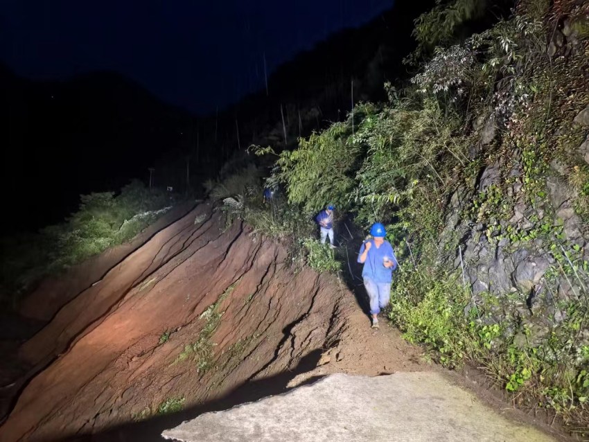 萬工供電所員工冒雨連夜前往受災(zāi)一線路上，緊急查勘已被泥石流沖毀的線路。趙亮攝