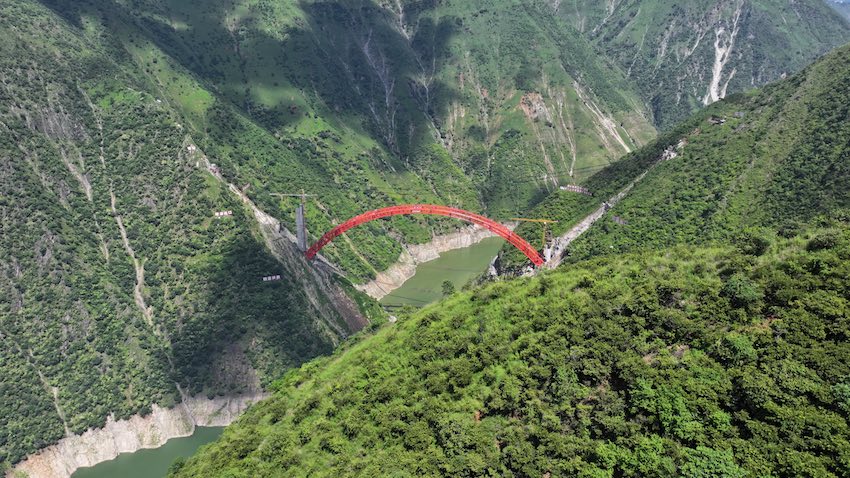 一道長虹橫跨河谷兩岸。蜀道集團供圖