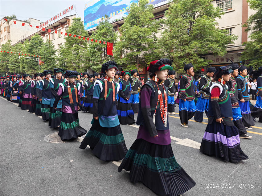 彝族服飾盛裝方隊(duì)巡游現(xiàn)場(chǎng)。宋明供圖