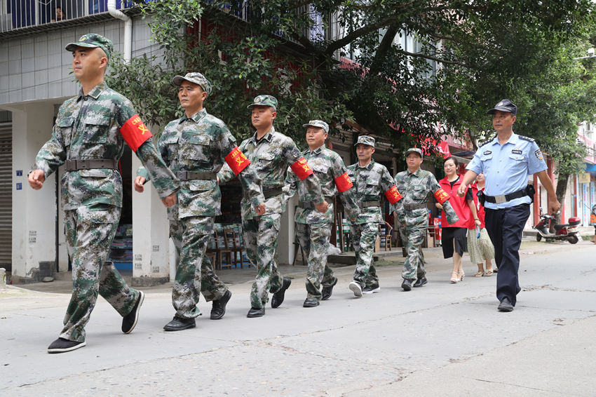 老兵義警隊(duì)成立，洪峰街頭多了一道靚麗的風(fēng)“警”線。眉山市委宣傳部供圖