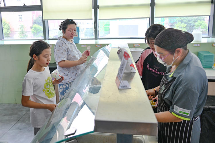 食客正在取餐。青羊區(qū)融媒體中心供圖