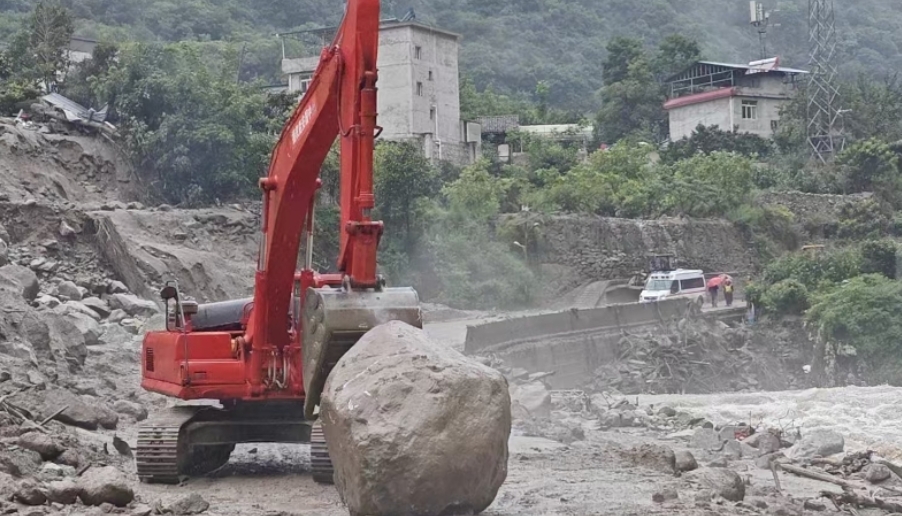 搶通被沖毀道路。中國安能三局供圖