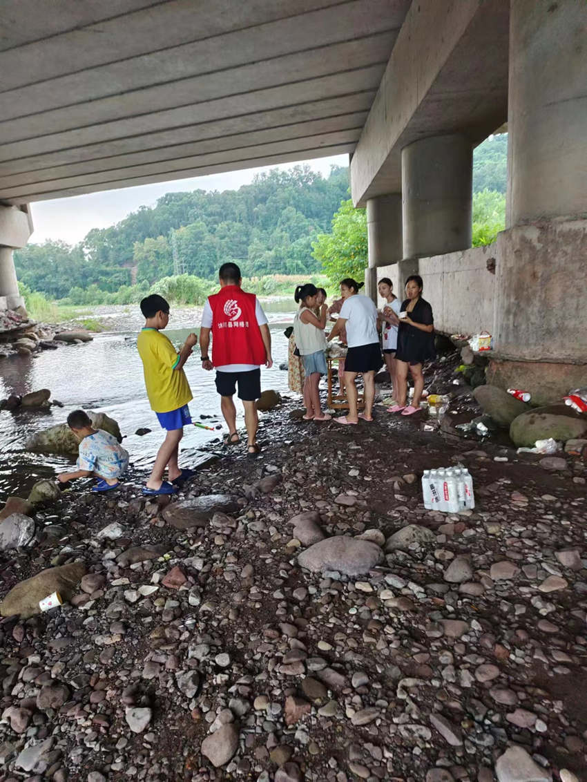 勸離河道內(nèi)人員。沐川縣融媒體中心供圖