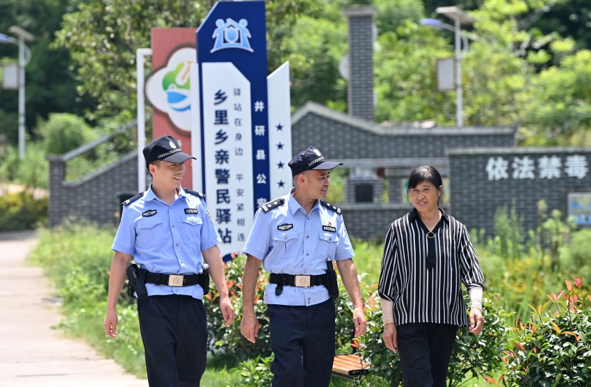 民輔警駐守在“鄉(xiāng)里鄉(xiāng)親警民驛站”提高了見警率、管事率。張磊供圖