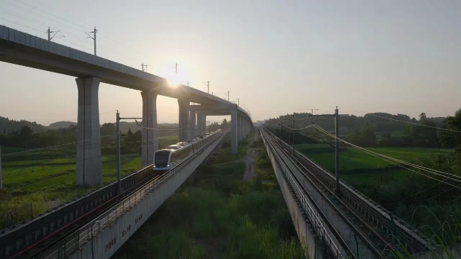 軌道交通資陽線上跨成都地鐵機場專線。成都軌道集團供圖