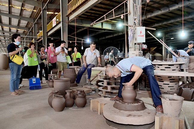 參觀土陶制作。榮縣融媒供圖