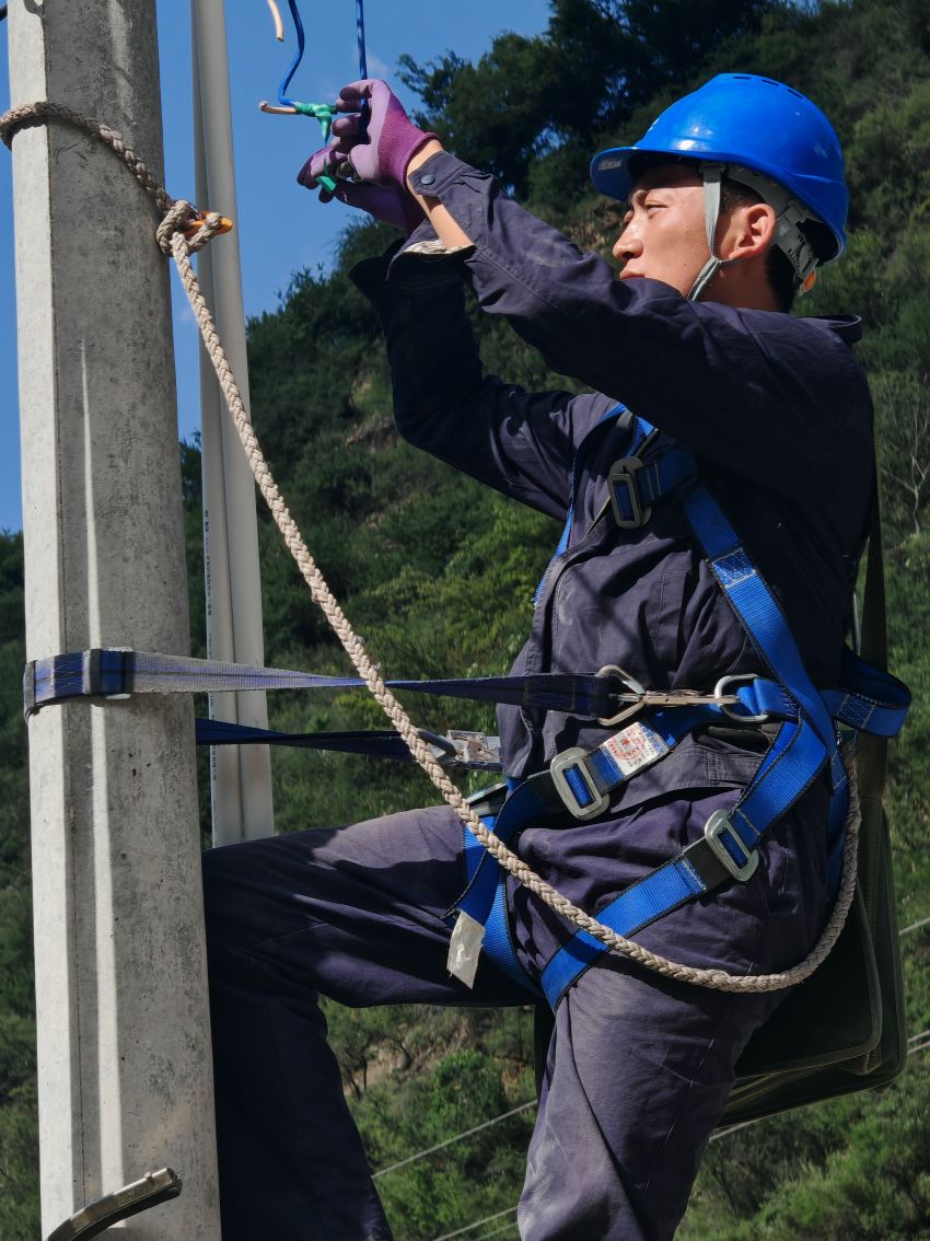 電力工人正在檢查線路。甘孜州委宣傳部供圖