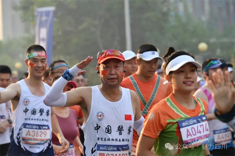 跑者在奔跑中為市民敬禮。高寒攝