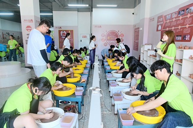 體驗(yàn)土陶制作。蔣兵供圖