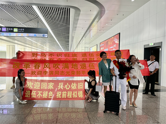 退役軍人李濱和親友團(tuán)合影留念。自貢市退役軍人事務(wù)局供圖